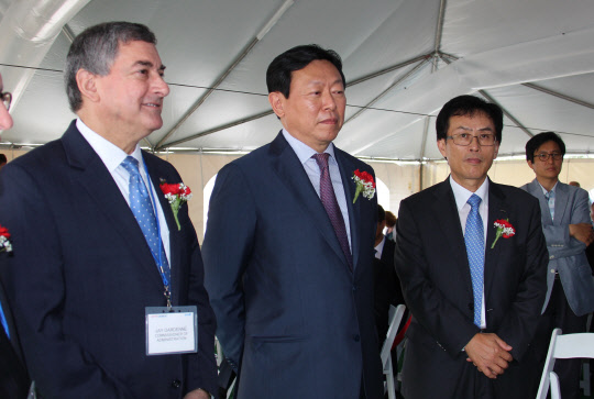 비자금 조성 의혹과 관련해 검찰 수사를 받는 롯데그룹 신동빈 회장이 14일(현지시간) 미국 루이지애나 주 레이크찰스에서 열린 '에탄크래커 및 에틸렌글리콜 합작사업' 기공식에서 행사 시작을 기다리고 있다.  신 회장은 취재진에 호텔롯데 상장을 올해말까지 하도록 노력할 것이라고 밝혔으며, 일본롯데홀딩스 주주총회가 끝난 뒤 이달 말에 귀국할 예정이라고 말했다.